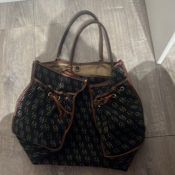 Dooney & Bourke Black Monogram Canvas tote
Large tote bag
Condition: used - Picture 8 of 9